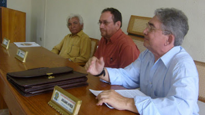 Cunha e Silva Filho à esquerda, durante palestra sobre os 100 anos de Sangue de Da Costa e Silva. Ao centro, Virgílio Queirós e, à direita, o saudoso escritor Herculano Moraes