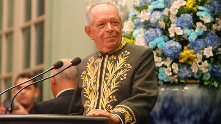 Antônio Torres em discurso na Academia Brasileira de Letras