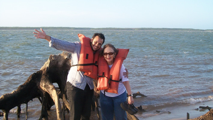 Diego Mendes Sousa e Astrid Cabral no mar do Piauí.