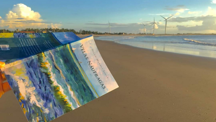 O livro "Velas Náufragas" no mar da Parnaíba, litoral do Piauí