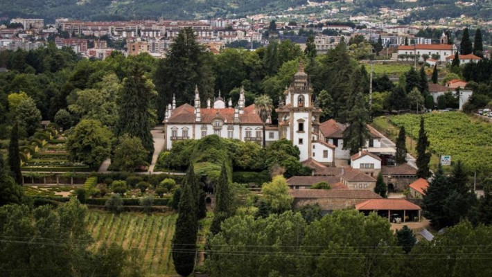 Palácio de Mateus, na freguesia de Mateus, mandado construir por Antônio José Botelho Mourão, 3º Morgado de Mateus, vendo-se ao fundo a cidade de Vila Real (imagem colhida livremente na Internet)