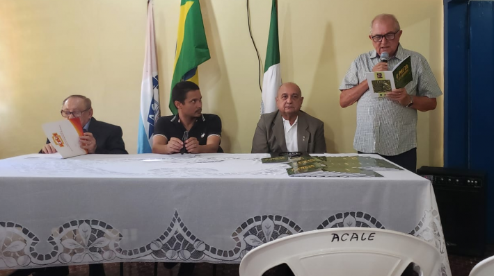 Na mesa, o crítico Carlos Evandro, historiador Celso Chaves, poeta Elmar Carvalho e o médico e memorialista Domingos José Carvalho