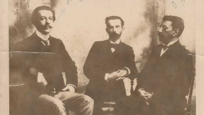 A tríade parnasiana: à esquerda, Alberto de Oliveira; ao centro, Raimundo Correia e à direita, Olavo Bilac.