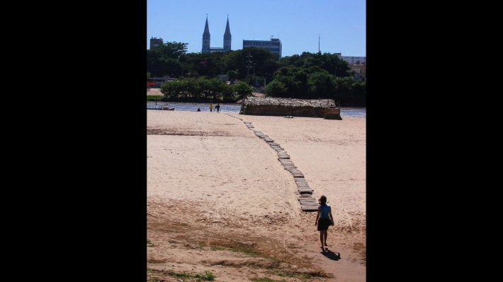 Teresina a partir de uma coroa do rio Parnaíba, alcançada pelo lado maranhense do rio. Notar as torres gêmeas da Matriz Nossa Senhora do Amparo.