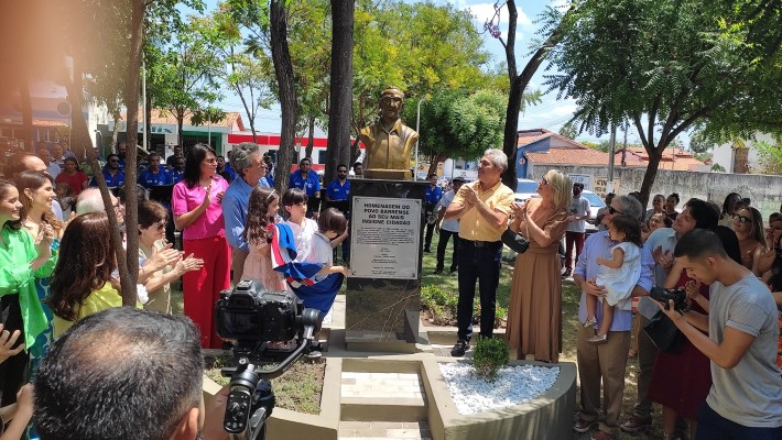 Ato solene em que o prefeito de Barras Edilson Capote descerra o símbolo municipal do busto de Dr. José do Rêgo Lages