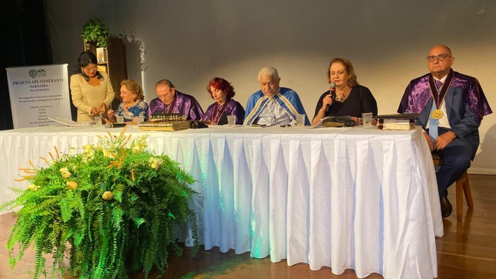 Componentes da mesa, da esq. para a direita: Dilma Ponte de Brito, Valdeci Cavalcante, Fides Angélica, Antônio Gallas, Suzana Silva e Elmar Carvalho