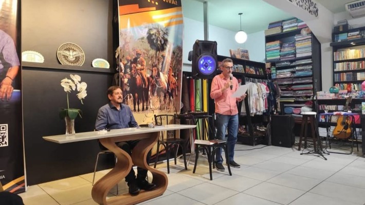 Escritor Francisco José e o apresentador da obra prof. Dílson Lages