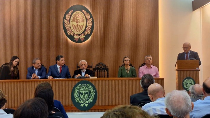 FELIPE MENDES DE OLIVEIRA: Professor Santana — Cem Anos, Eterno