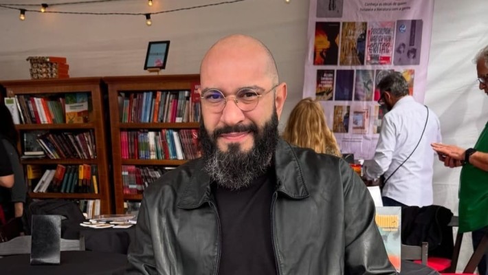 Lucas Villa em lançamento de Bestiário, em São Paulo.