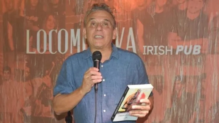 Dr. Nelson Nery Costa em noite concorrida de autógrafos
