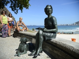 Clarice Lispector na praia do Leme.