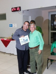 Washington Raulino, pai, entregando o Diploma de Personalidade do Mérito Cultural Combatentes da Lagoa do Jacaré, outorgado pela Academia de Letras das 7 Cidades a seu filho Washingt