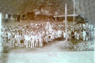 Imagem antiga da vila durante festejos religiosos.