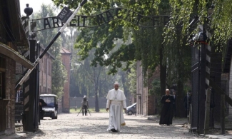 O papa Francisco entre as frestas das pedras